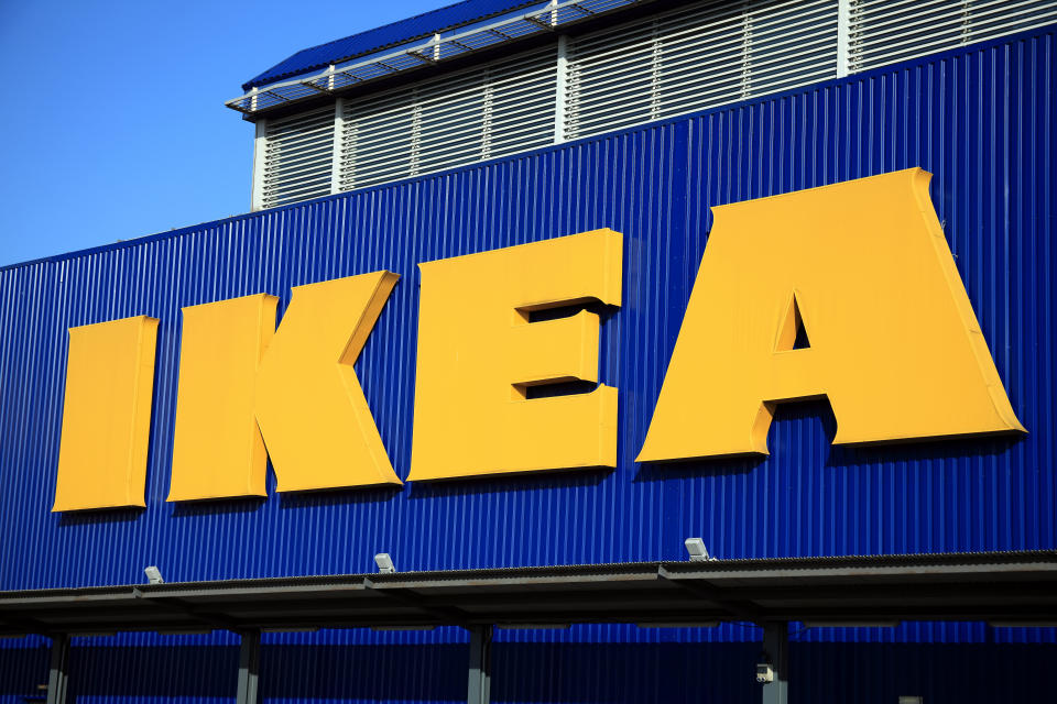 <p>El 28 de julio de 1943 el empresario ya fallecido Ingvar Kamprad fundó Ikea. En un principio solo vendía pequeños productos por correo y más tarde amplió el negocio a los muebles. La primera tienda no se abrió hasta 1953. (Foto: Getty Images).</p> 