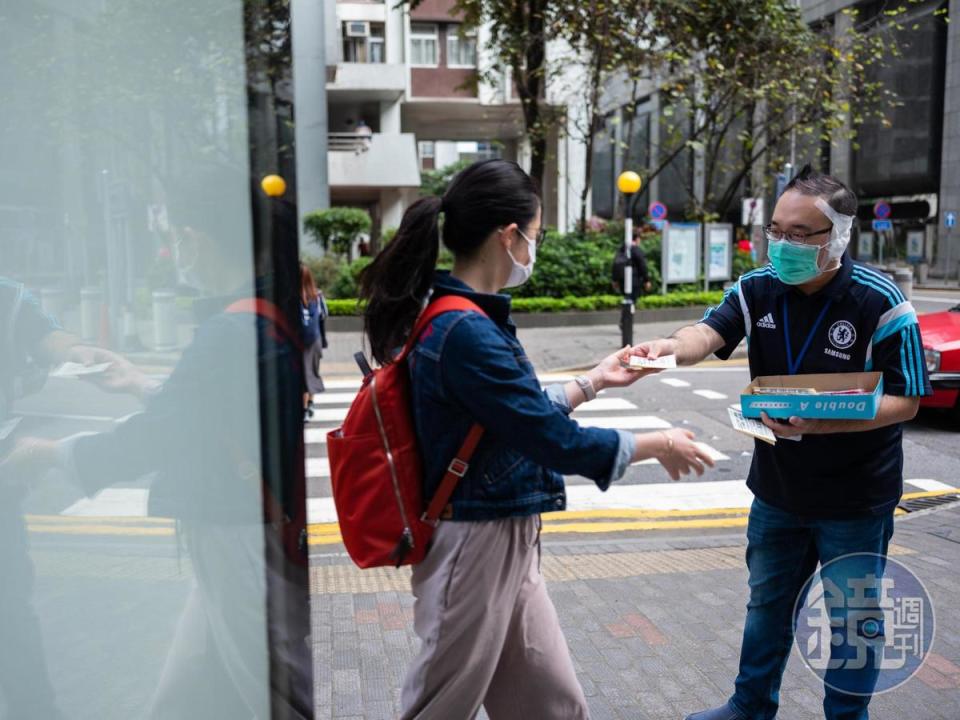 趙家賢遭咬掉的耳傷未癒，在服務選民時還曾遭惡言相向。即便如此，他仍黏著紗布上街，與選民互動。圖為趙家賢發給市民自製的福曆（福曆是香港新年期間最受歡迎的印刷品）。