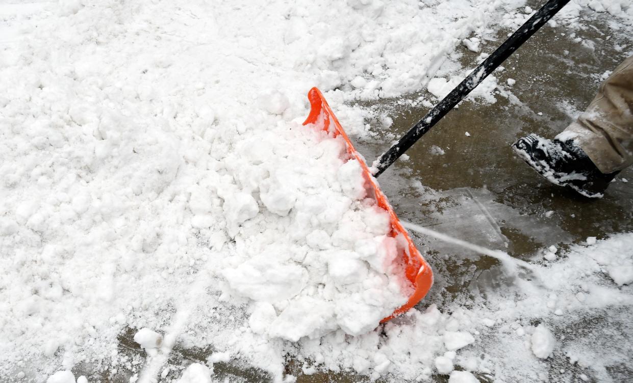  A worker uses a shovel to clear snow along Main Street during the 2017 Sundance Film Festival on January 23, 2017 in Park City, Utah. (Photo by David Becker/Getty Images). 