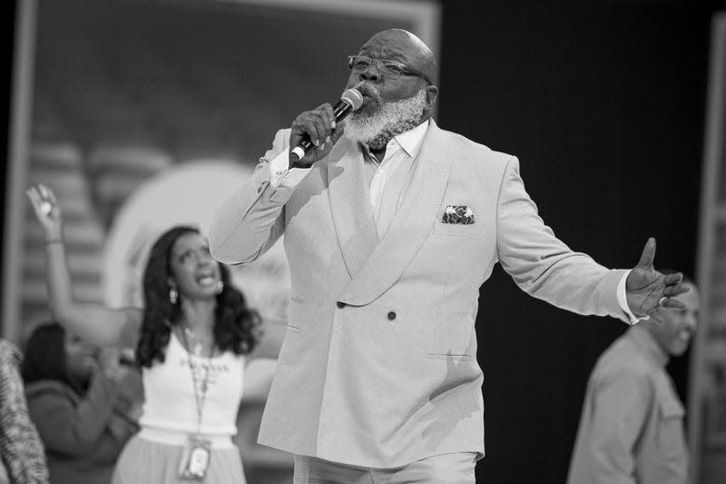 ARLINGTON, TEXAS - SEPTEMBER 16: (EDITORS NOTE: Image has been convert to black and white.) Bishop T.D. Jakes speaks on stage during the Woman Evolve 2023 day 3 at Globe Life Field on September 16, 2023 in Arlington, Texas. - Photo: Marcus Ingram (Getty Images)