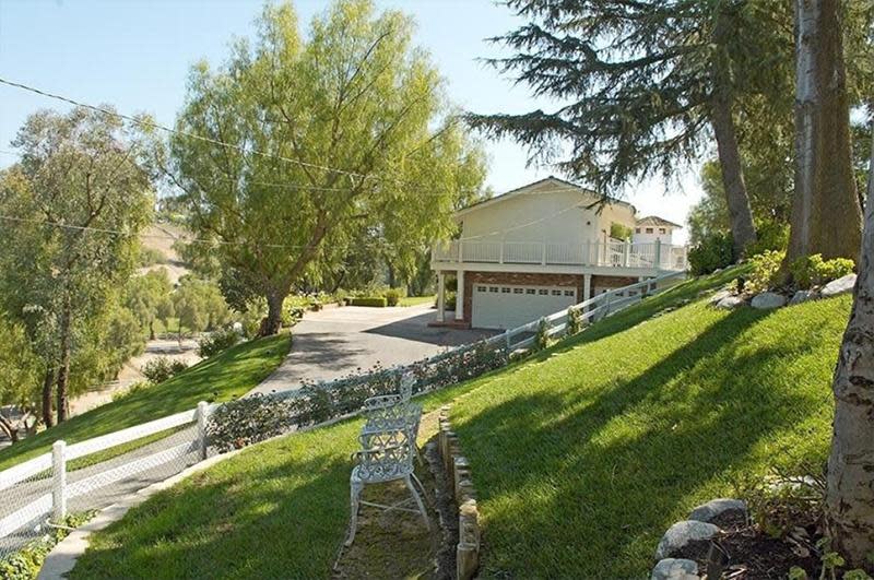 <p>Miley Cyrus is rumoured to be selling up one of her Hidden Hills estates - and you need to see inside it.</p>