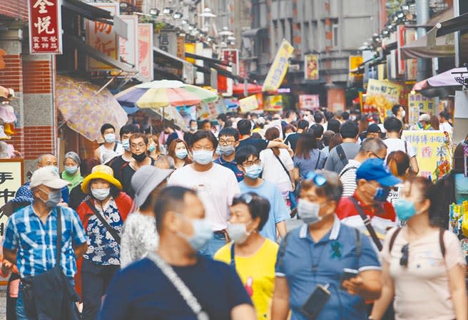 台灣東洋藥品宣布，取得德國BioNTech與美國輝瑞合作的新冠疫苗代理權，明年第一季可望交貨1000萬劑，面對冬季疫情，國人可暫時鬆一口氣。（本報資料照片）