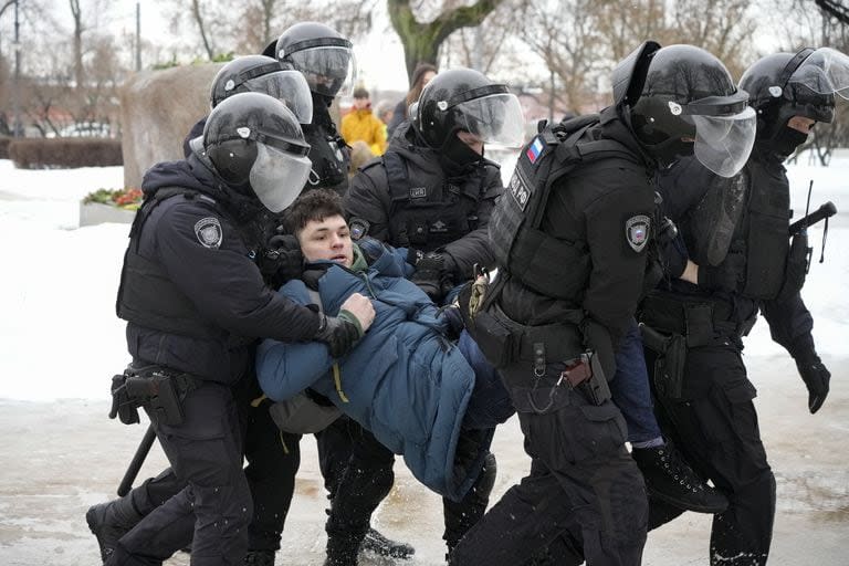 La policía detiene a un hombre que quería dejar flores en homenaje a Alexei Navalny en San Petersburgo