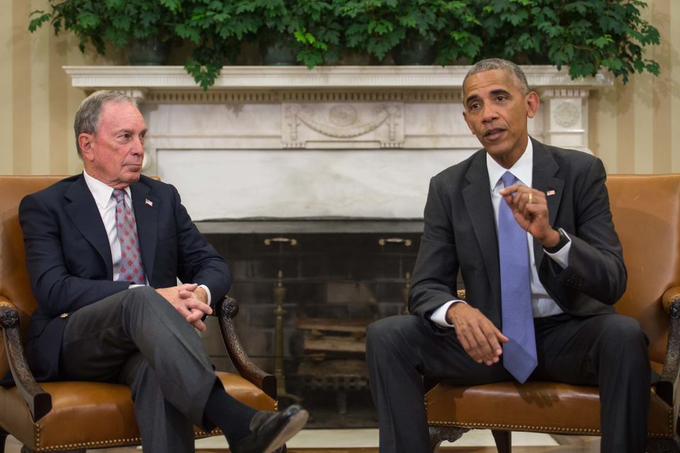 Michael Bloomberg tuvo cercanía con el entonces presidente Barack Obama en cuestiones como la lucha contra el cambio climático, el control de armas y el libre comercio internacional. (Getty Images)