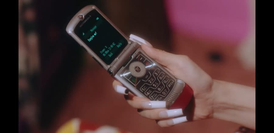 Motorola flip phone razr 圖/截圖自SUNMI Youtube