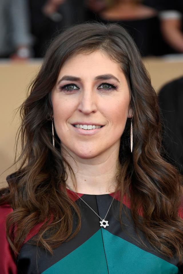 Mayim Bialik Fucking - Mayim Bialik Still Got Glam for the SAG Awards Despite 'Wanting to Talk  Politics and Refugee Crisis'