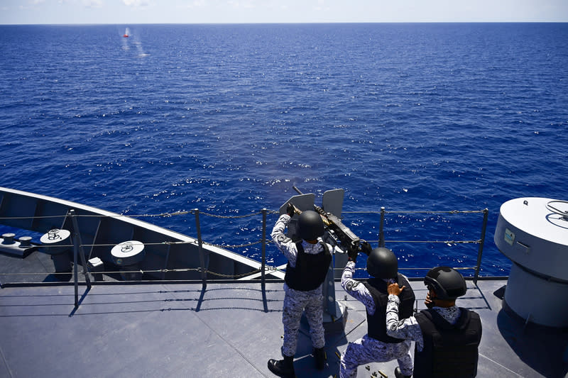 美菲南海實彈射擊演習 美菲兩國29日在南海進行實彈射擊演習。圖為菲律賓 船塢登陸艦「南納卯號」人員以艦上的點50口徑機槍 射擊海中目標物「殺手番茄」大型氣球。 中央社特約記者Edward Bungubung攝  113年4月29日 