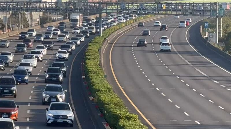 大年初二是春節連假國道南向尖峰日，大年初三則以北向車潮為主。（圖／翻攝畫面）