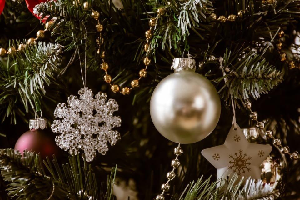 La tendencia de la decoración de navidad apunta hacia los colores dorado, rojo y verde. Foto: hunt-er/Pixabay