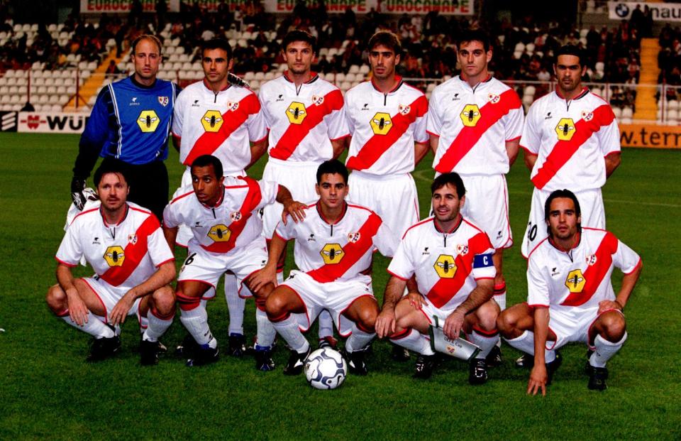 El equipo del Rayo Vallecano antes de disputar un partido de la Copa de la UEFA frente al Viborg en la temporada 1999-00. (Foto: Tony Marshall / EMPICS / Getty Images).