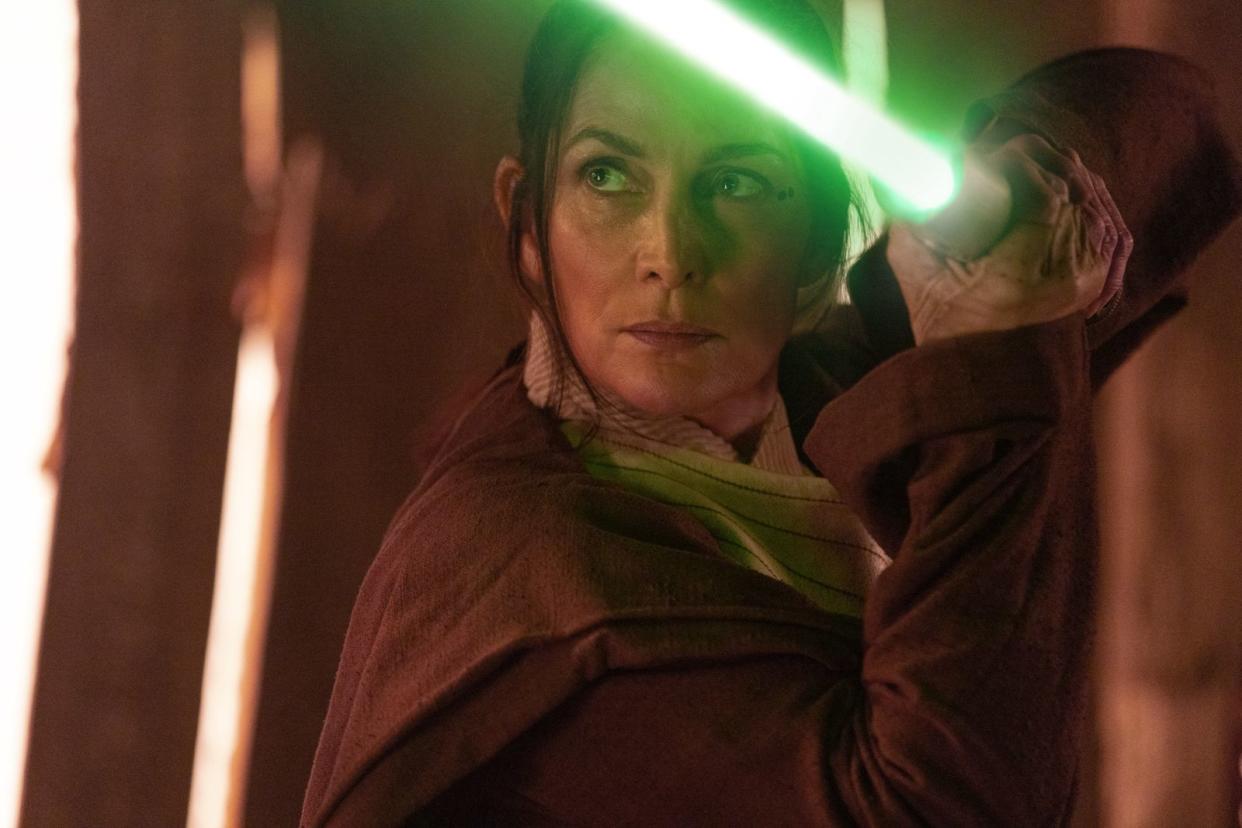 Wacker, aber aussichtslos: "Matrix"-Star Carrie Anne Moss wehrt sich als Jedi-Meisterin Indara gegen eine Sith-Attentäterin. (Bild: Disney+ / © 2024 Lucasfilm Ltd. & TM. All Rights Reserved.)