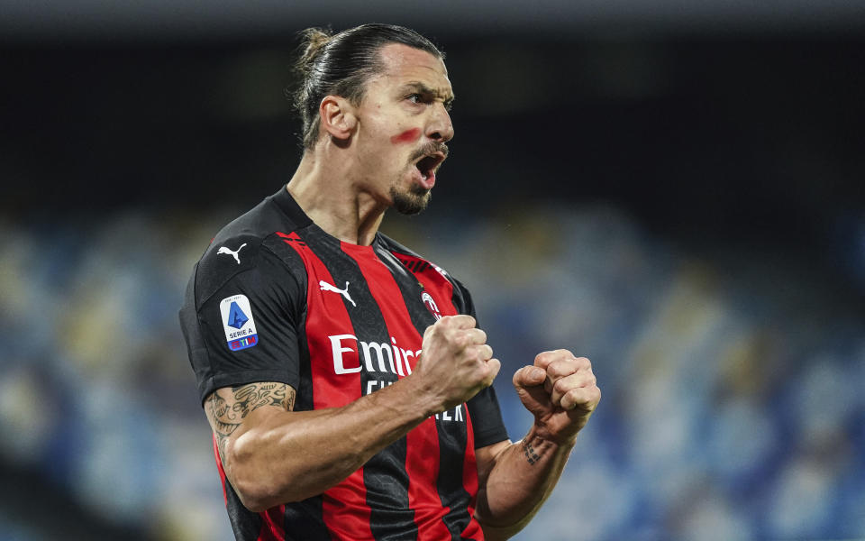 Zlatan Ibrahimovic del Milan celebra su gol en el duelo de la Serie A ante el Napoli, el domingo 22 de noviembre de 2020, en Nápoles. (Alessandro Garofalo/LaPresse via AP)