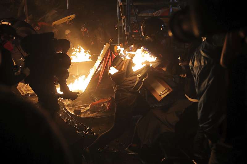 2019年11月12日，香港全城示威，警方與學生在中文大學爆發嚴重衝突（AP）