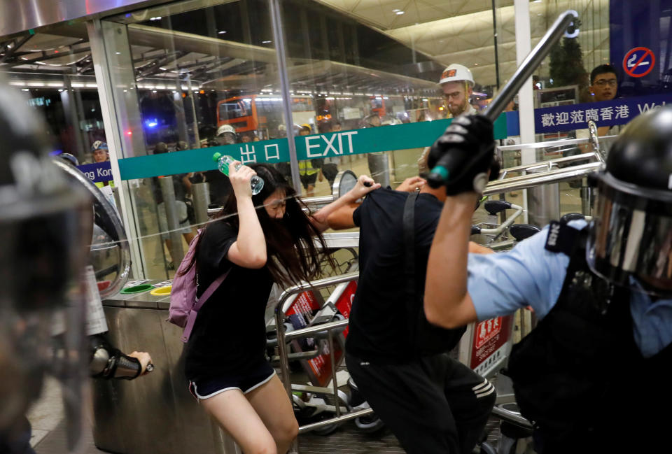 15 fotos que muestran la violencia de los enfrentamientos entre policía y manifestantes en el aeropuerto de Hong Kong