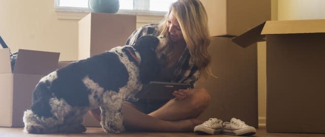 USA, Florida, Jupiter, Young woman with dog in their new house