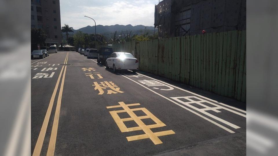 網路瘋傳一張金山道路照，機車騎士完全無路可走引起熱議。（圖／翻攝自爆怨公社）