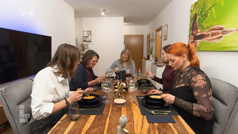 Fünf schöne Frauen löffeln ihre Schöne-Frauen-Suppe, von links: Pia, Sabine, Gastgeberin Katja, Amber und Candice.
 (Bild: RTL)