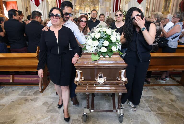 Familiares de Gisela Gaytán durante su funeral en Celaya, México, el 3 de abril