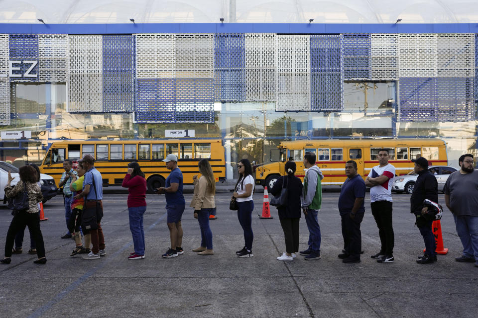 Votantes hacen fila en un centro de votación durante las elecciones generales en San Salvador, El Salvador, el domingo 4 de febrero de 2024. (AP Foto/Moisés Castillo)