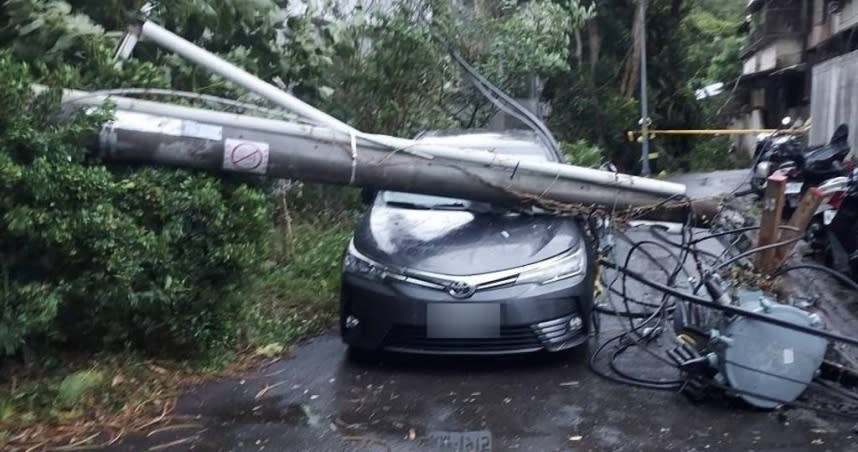 雙北市31日下午突吹起強勁陣風與下起雷雨，導致各地電桿、鷹架倒塌災情頻頻傳出。（圖／翻攝畫面）