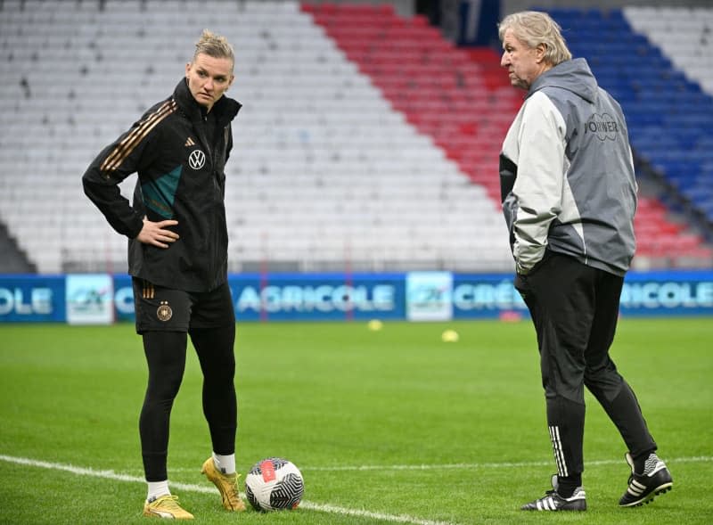 German women's coach Horst Hrubesch and Alexandra Popp take part in a training session ahead of the UEFA Women's Nations League soccer match between France and Germany at Groupama Stadium. Sebastian Gollnow/dpa