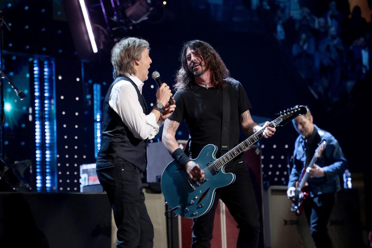 Paul McCartney et Dave Grohl sur la scène du Rock & Roll Hall Of Fame à Cleveland, le 30 octobre 2021.  - Dimitrios Kambouris - Getty Images North America - AFP