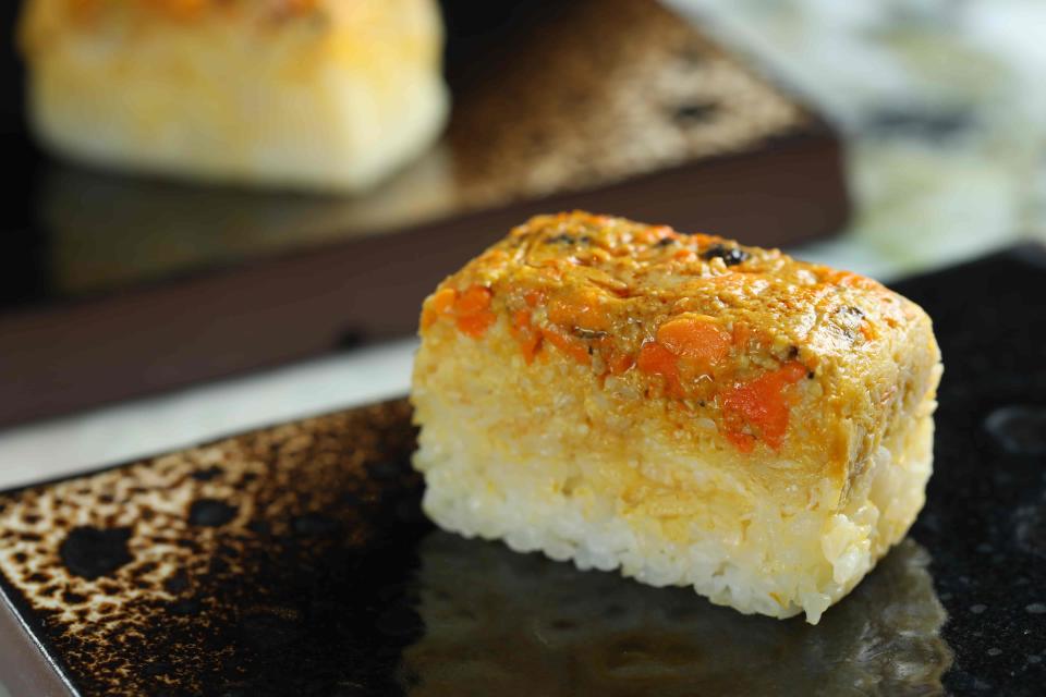 「大閘蟹押壽司」在壽司飯中混入切碎的醃薑米，咀嚼到酸脆也暢享蟹肉鮮美和蟹黃濃郁滋味。