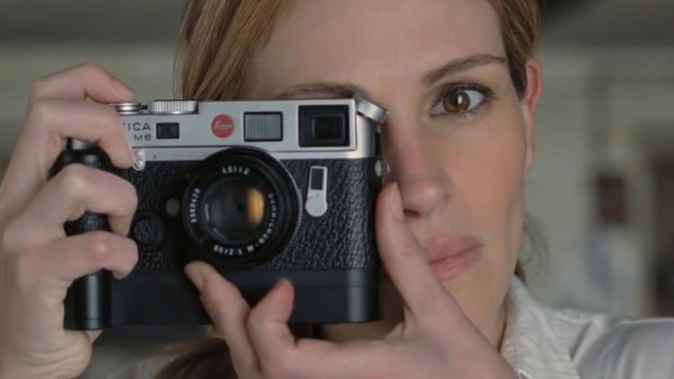 Julia Roberts takes a picture in Closer