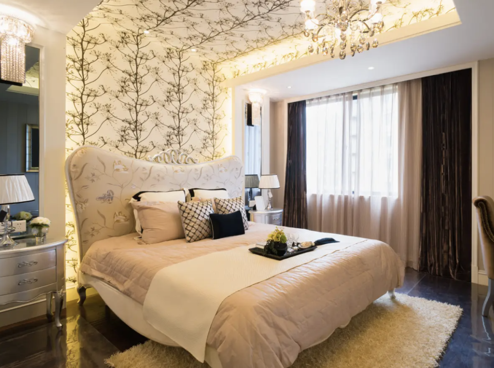 Eine schöne Tapete macht euer Schlafzimmer sofort interessanter. - Copyright: robinimages2013/Shutterstock
