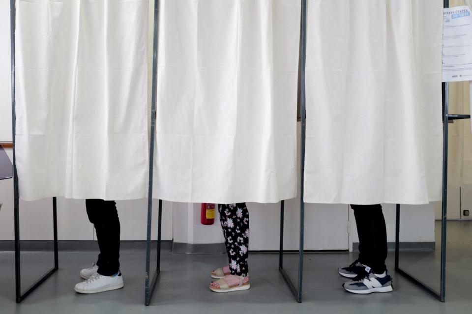 <span>Dans un bureau de vote à Nice, dans les Alpes-Maritimes, pour les élections européennes du 9 juin 2024</span><div><span>VALERY HACHE</span><span>AFP</span></div>