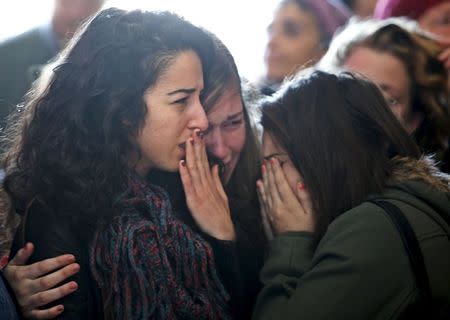 Mourners react during the funeral for Israeli Hadar Buchris, 21, in Jerusalem, November 23, 2015. REUTERS/Ronen Zvulun