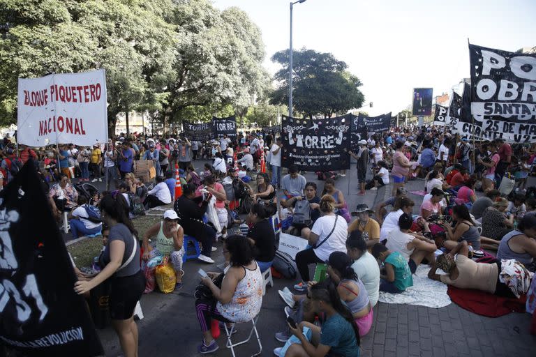 Corte en la Av. 9 de Julio frente al Ministerio de Acción Social por parte de organizaciones piqueteras y de trabajadores.