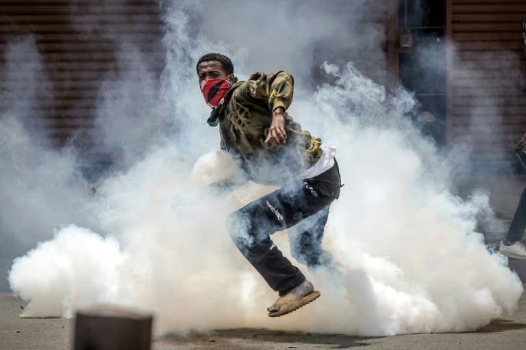 Riot police fired tear gas during the anti-Ruto demonstrations (LUIS TATO)