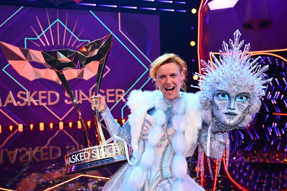 "Die Eisprinzessin hat gewonnen!" Rocksängerin Jennifer Weist steckte im Kostüm der Siegerin von "The Masked Singer". (Bild: ProSieben/Willi Weber )
