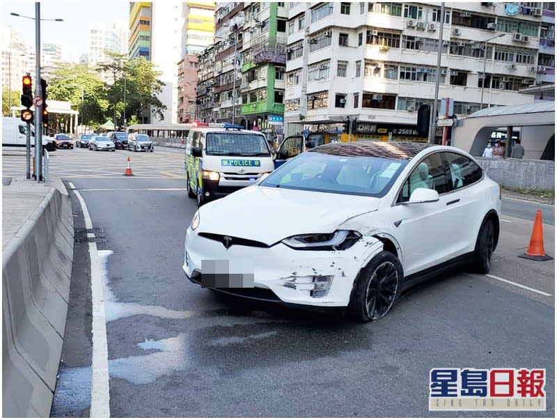 私家車橫亘馬路第三線，車頭及車尾損毀。