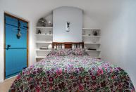 <p>Here’s the cozy master bedroom. (Airbnb) </p>