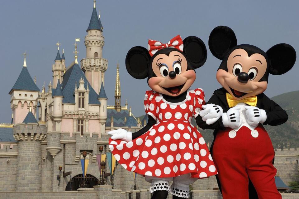 mickey and minnie mouse welcome everyone to hong kong disneyland resort