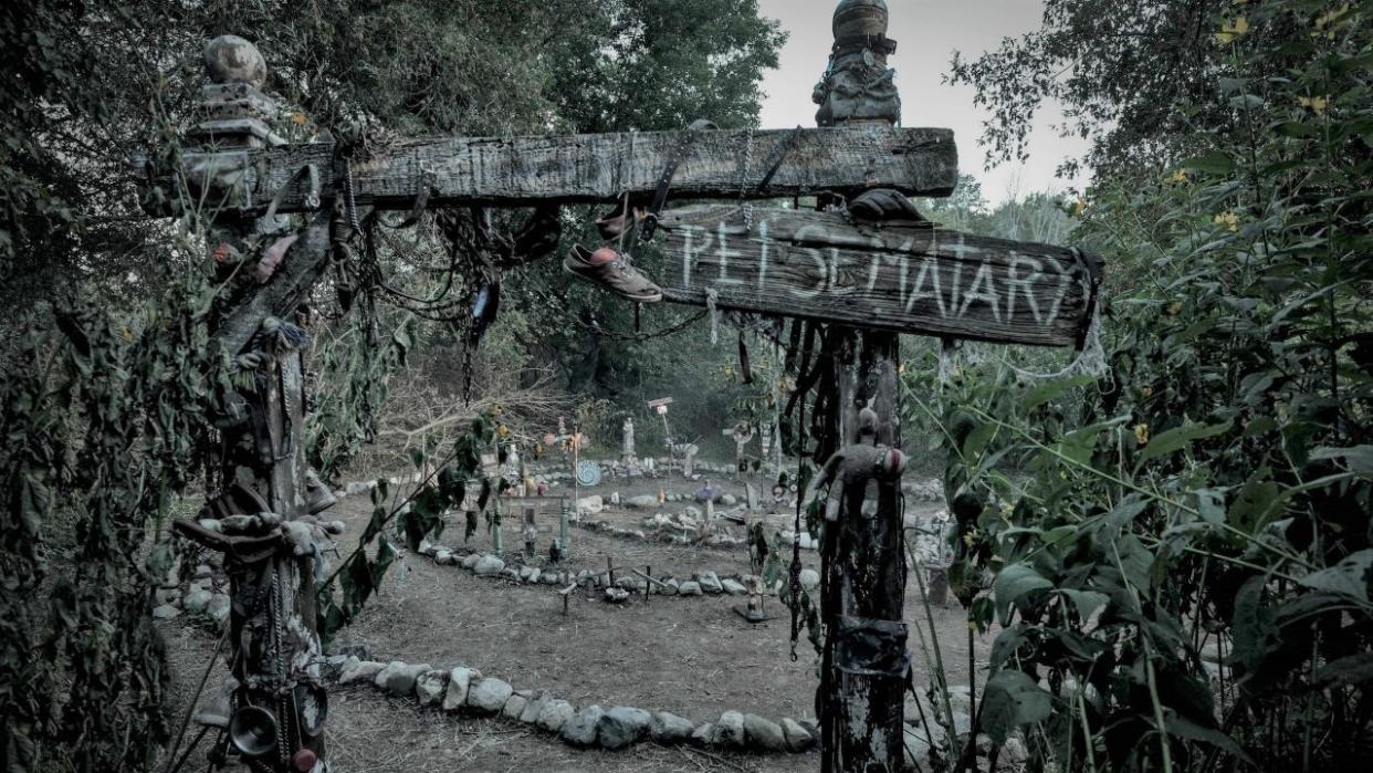  Sign going into the cemetary in Pet Sematary: Bloodlines 