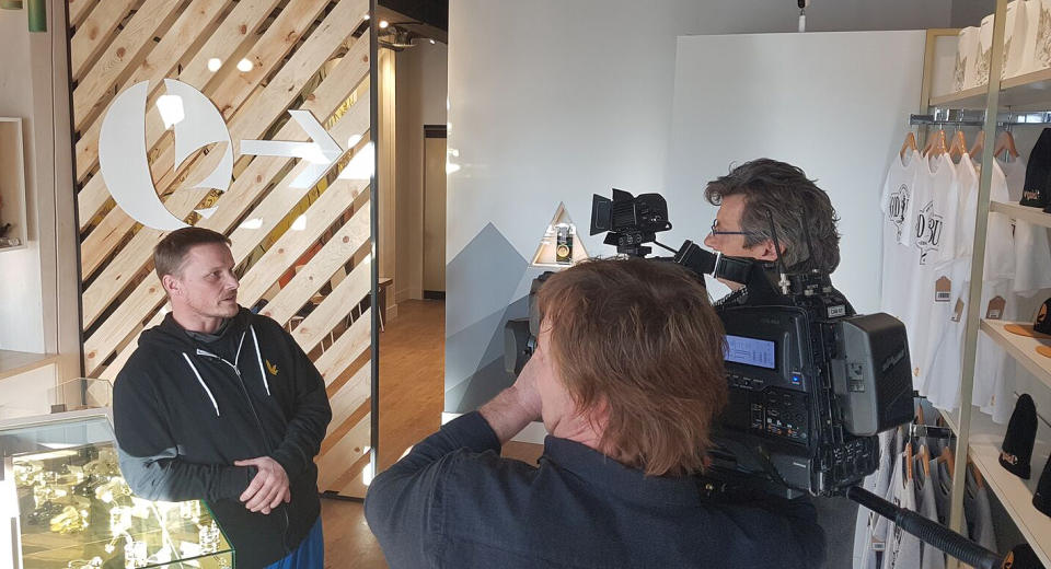 Ross Rebagliati speaks with the media at the Ross’ Gold storefront in Kelowna, B.C.