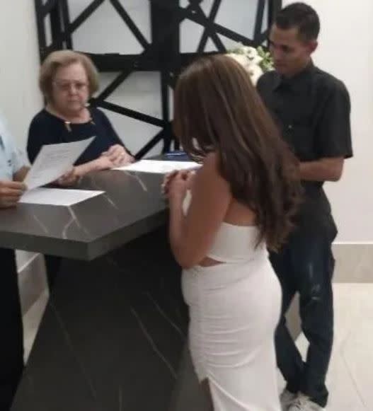 伊萊桑吉拉PO出與丈夫簽屬文件的照片（圖／翻攝自當事人臉書）