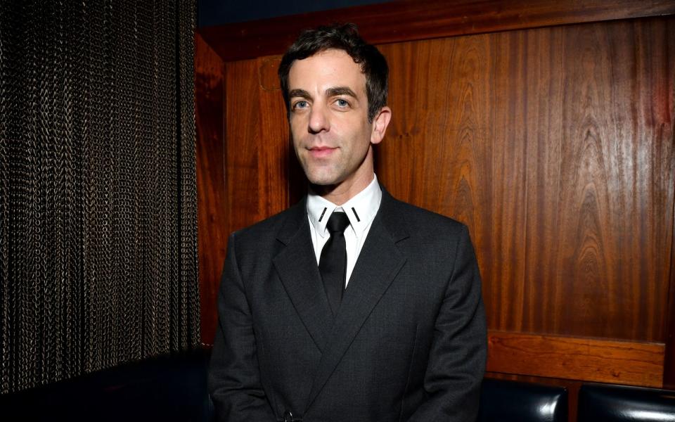 <p>B.J. Novak als Schauspieler zu bezeichnen, wäre nicht falsch, aber nur die halbe Wahrheit. Er schrieb seinerzeit schon mehrere Drehbücher für "The Office", führte bei einigen Episoden Regie, veröffentlichte nach dem Ende der Serie diverse Essays und ein Kinderbuch. 2022 brachte Novak schließlich seinen ersten "eigenen" Film (Drehbuch, Regie, Hauptrolle) ins Kino, die Kritiken zur düsteren Komödie "Vengeance" fielen überwiegend positiv aus. (Bild: Getty Images/Craig Barritt)</p> 