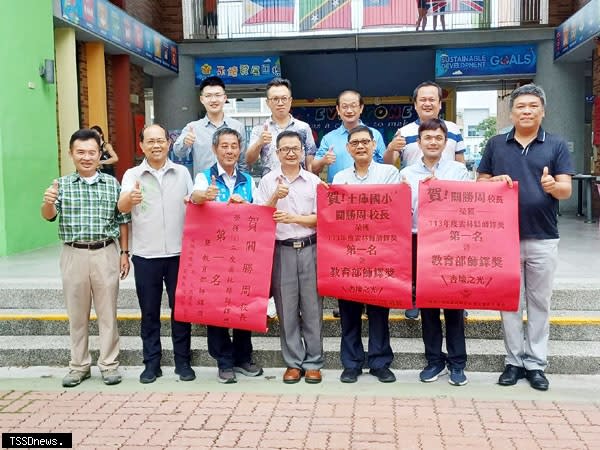 土庫國小校長關勝周（中）榮獲雲林縣師鐸獎第一名榮譽，縣長張麗善祕書張逸文（右三）縣議員林文彬（左二）土庫商工校長吳星宏（右二）永年高中校長王安順（右三）土庫國小家長會長陳呈宗（右一）特來祝賀，喜氣洋洋。（記者劉春生攝）