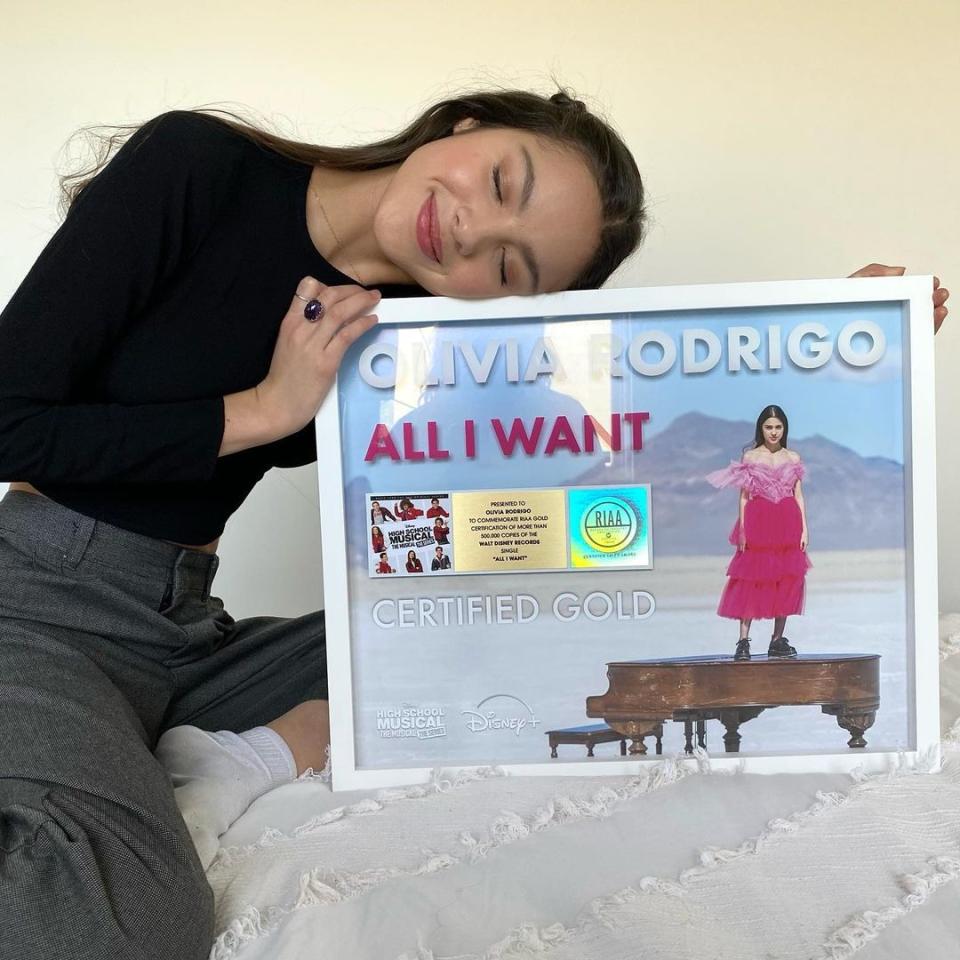 'All I Want' acumula en YouTube más de 35 millones de reproducciones y más de 800.000 'me gusta'. Además, el single ha ganado el disco de oro en Estados Unidos. (Foto: Instagram / <a href="https://www.instagram.com/p/CIBxkImBrCE/" rel="nofollow noopener" target="_blank" data-ylk="slk:@olivia.rodrigo;elm:context_link;itc:0;sec:content-canvas" class="link ">@olivia.rodrigo</a>)