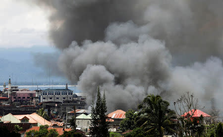 Smoke rises in the residential neighbourhood of Marawi City as fighting rages between government soldiers and the Maute militant group, in southern Philippines May 27, 2017. REUTERS/Erik De Castro