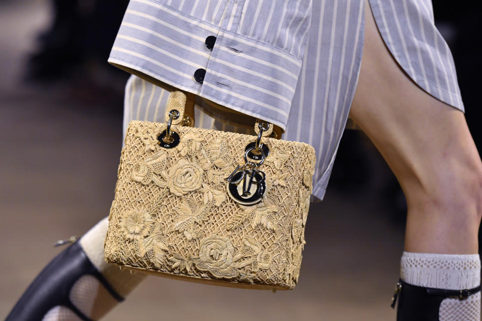 PFW：Dior 大秀手袋 6+！蕾絲 Lady Dior、藤格紋購物包… 哪枚是 It Bag 候選人？