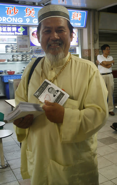 Supporter Zeng Guo Yuan seen at Mr Tan's walkabout with self-designed flyers in hand. (Yahoo! photo/ Kai Fong)