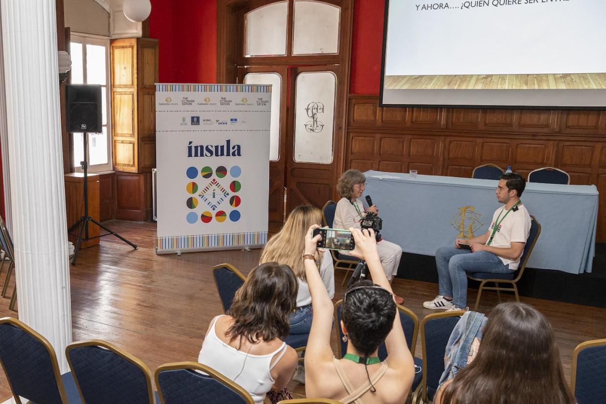 Alumnos durante el taller de entrevistas de The Conversation en ÍNSULA Sabrina Ceballos y Ernesto R. Ageitos, <a href="http://creativecommons.org/licenses/by-sa/4.0/" rel="nofollow noopener" target="_blank" data-ylk="slk:CC BY-SA;elm:context_link;itc:0;sec:content-canvas" class="link ">CC BY-SA</a>