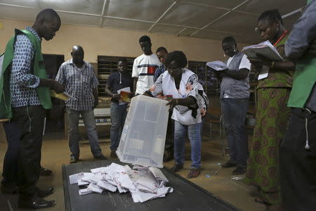 Electoral officials count ballots during the presidential and legislative election in Ouagadougou, Burkina Faso, November 29, 2015. REUTERS/Joe Penney