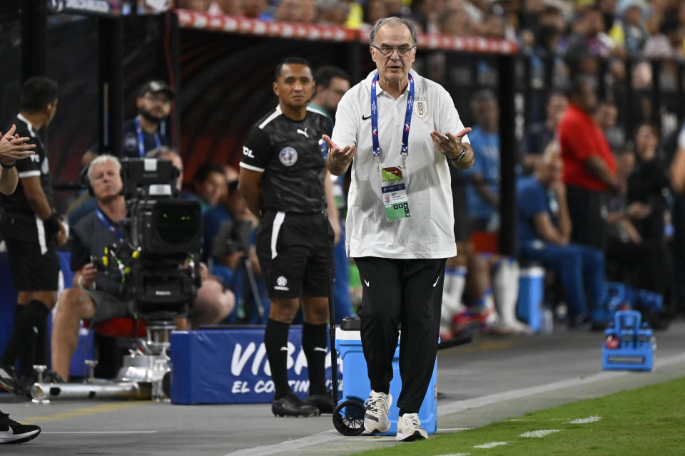 Uruguay coach Marcelo Bielsa says players deserve apology, not