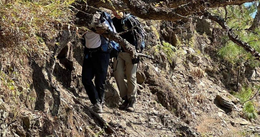 一名王姓男山友在10日時獨自前往南三段攀登後失聯，經家人報案求助已於16日被尋獲並於今（17）日中午搭載直升機下山就醫。（圖／翻攝畫面）